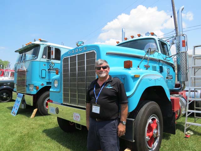 Dan Prouse posa orgulloso frente a las joyas históricas de este transportista canadiense.